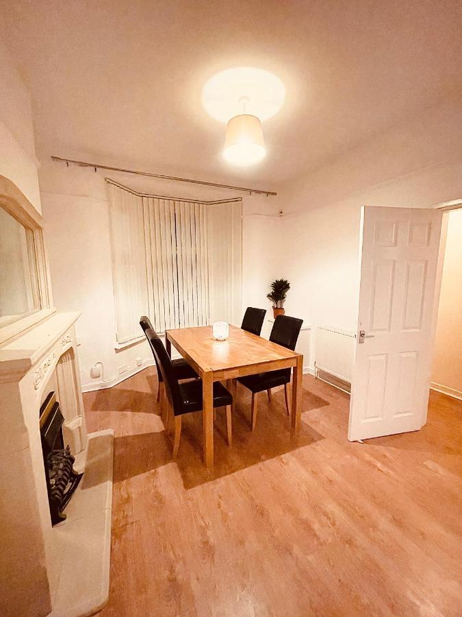 Cute Spacious 2 Bedroom House, Sleeps 8, Free Street Parking, Easy Access Lock Box Entry, 2 Minute Drive From City Centre Liverpool Exterior foto