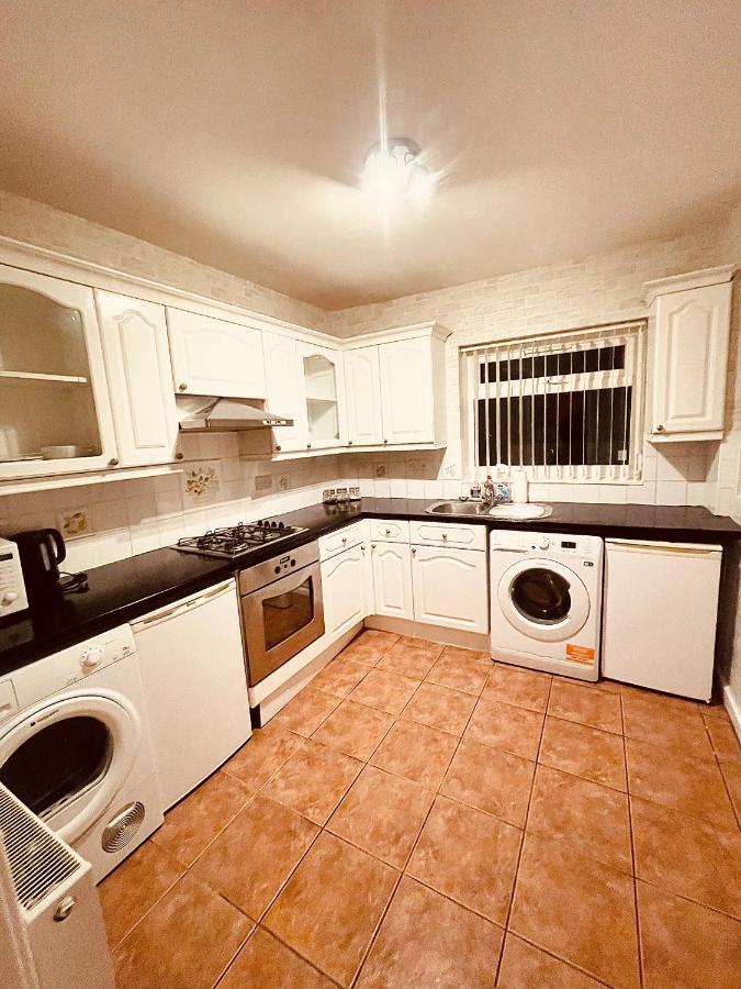 Cute Spacious 2 Bedroom House, Sleeps 8, Free Street Parking, Easy Access Lock Box Entry, 2 Minute Drive From City Centre Liverpool Exterior foto