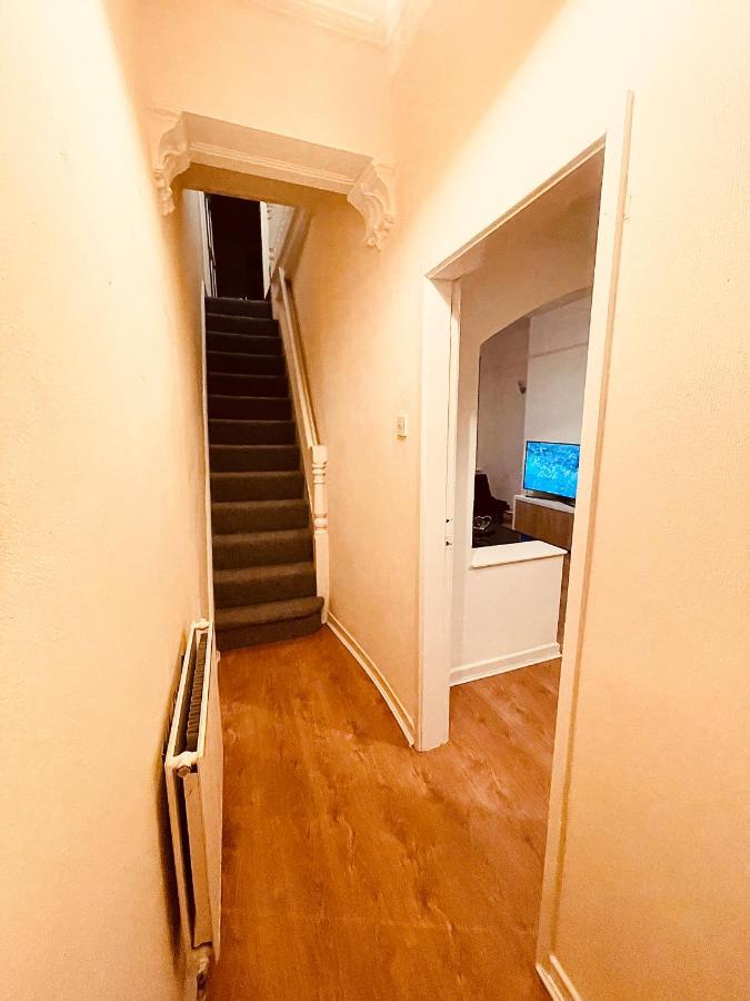 Cute Spacious 2 Bedroom House, Sleeps 8, Free Street Parking, Easy Access Lock Box Entry, 2 Minute Drive From City Centre Liverpool Exterior foto
