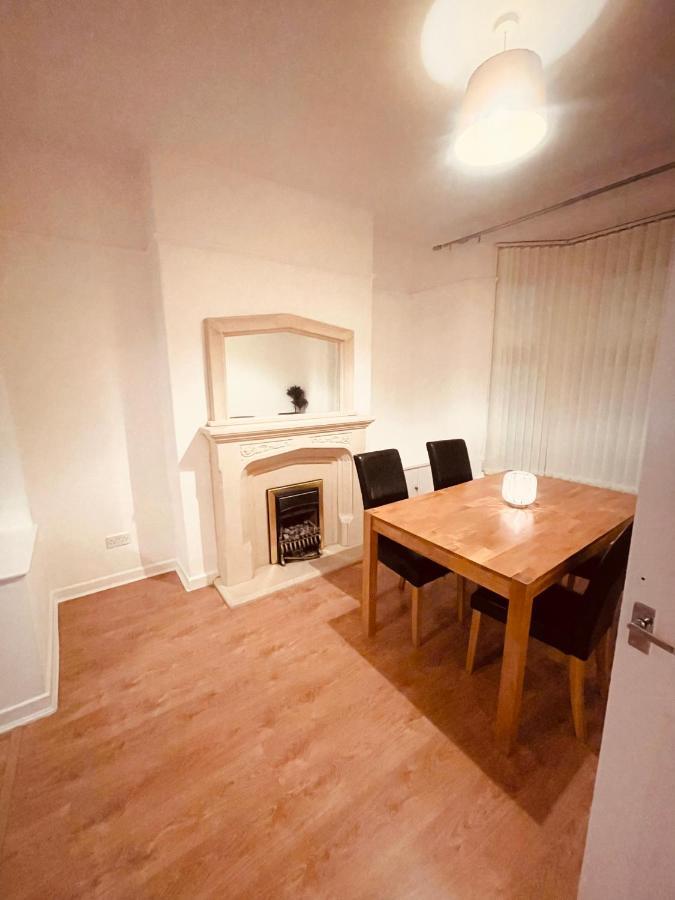 Cute Spacious 2 Bedroom House, Sleeps 8, Free Street Parking, Easy Access Lock Box Entry, 2 Minute Drive From City Centre Liverpool Exterior foto
