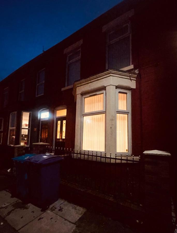Cute Spacious 2 Bedroom House, Sleeps 8, Free Street Parking, Easy Access Lock Box Entry, 2 Minute Drive From City Centre Liverpool Exterior foto