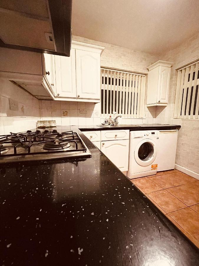 Cute Spacious 2 Bedroom House, Sleeps 8, Free Street Parking, Easy Access Lock Box Entry, 2 Minute Drive From City Centre Liverpool Exterior foto